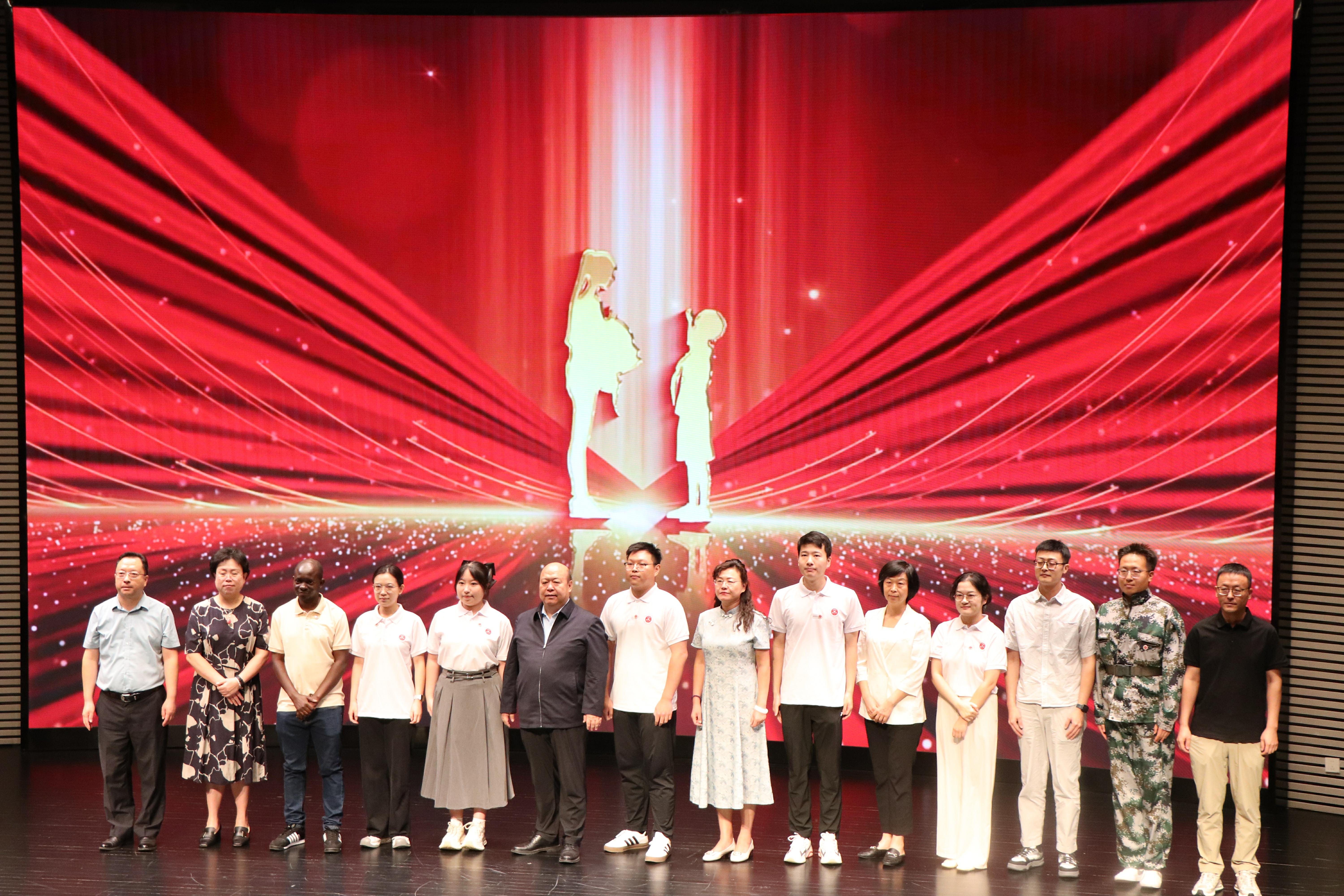 佩戴院徽.jpg